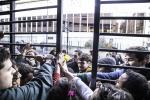 FRANCE : FORCAGE DES PORTES DE LA SORBONNE PAR DES ETUDIANTS BLOQUES DEHORS PAR LES VIGILES | FORCING THE DOORS OF SORBONNE BY BLOCKED STUDENTS OUTSIDE THE VIGILES