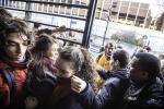 FRANCE : FORCAGE DES PORTES DE LA SORBONNE PAR DES ETUDIANTS BLOQUES DEHORS PAR LES VIGILES | FORCING THE DOORS OF SORBONNE BY BLOCKED STUDENTS OUTSIDE THE VIGILES