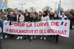 FRANCE : LES BOULANGERS ET ARTISANS DANS LA RUE - BAKERS AND ARTISANS IN THE STREET